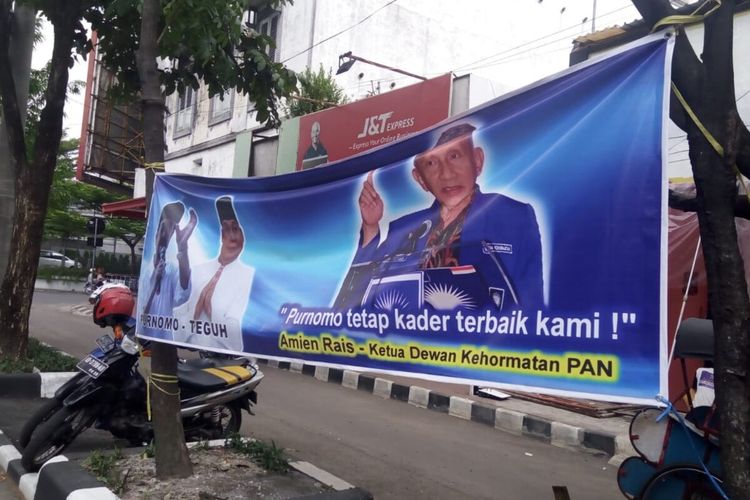Spanduk yang menyebutkan Purnomo kader terbaik PAN terpasang kawasan Purwosari, Solo, Jawa Tengah, Senin (13/1/2020).