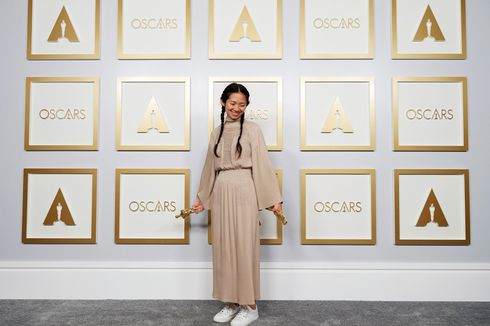 Contek Gaya Chloe Zhao, Hadiri Oscar dengan Sneaker Putih Simpel