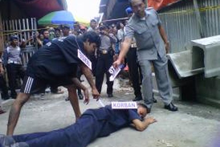 Salah satu adegan pembunuhan yang bermotif cemburu di kawasan Pasar Rejowinangun Kota Magelang, Rabu (13/11/2013).