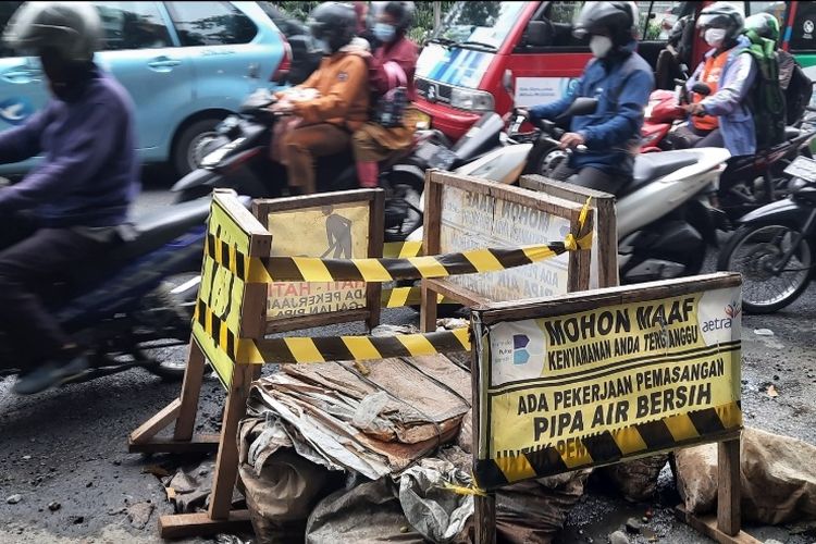 Galian pipa air bersih di Jalan Raya Bogor, Ciracas, Jakarta Timur, menuju Cibubur masih terbengkalai, Selasa (28/12/2021). Galian itu menyisakan lubang dengan kedalaman hingga 30 sentimeter.
