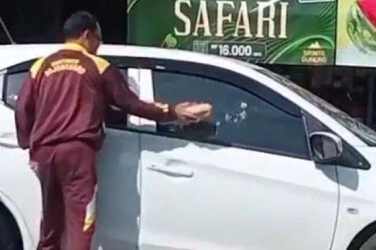 Seorang suami berinisial SKR merusak mobil Brio putih yang dikendarai Istrinya MZ di depan SDN Turigede Kecamatan Kepohbaru, Bojonegoro viral di media. 
