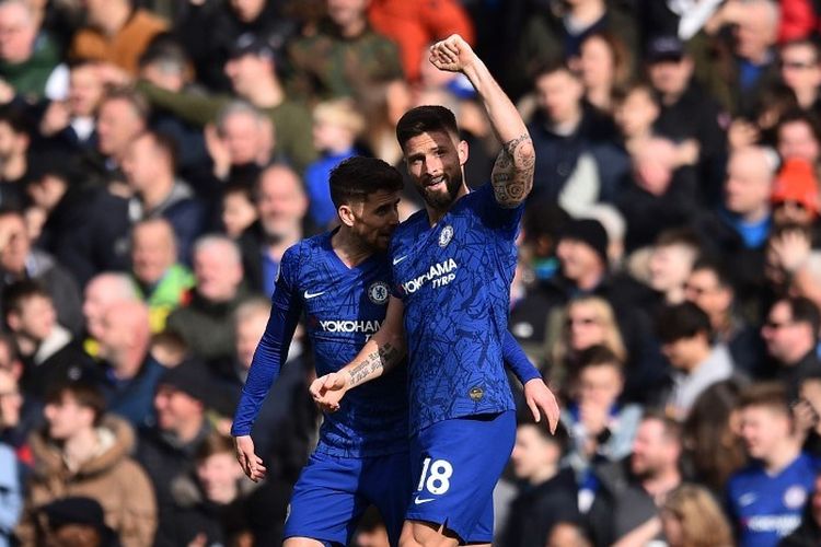 Penyerang Chelsea, Olivier Giroud (kanan), berselebrasi setelah dia mencetak gol dalam pertandingan Liga Inggris antara Chelsea vs Tottenham Hotspur di Stamford Bridge, London, pada Sabtu (22/2/2020).  