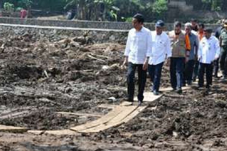 Presiden Joko Widodo saat mengunjungi lokasi bencana banjir bandang di Garut, Jawa Barat, Kamis (29/9/2016).