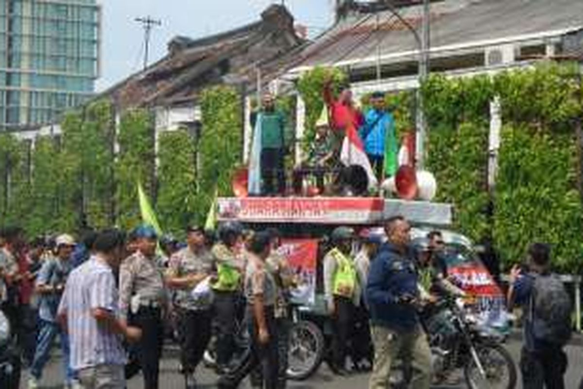 Front Pancasila melakukan aksi unjuk rasa menolak kegiatan Simposium Membedah Tragedi 1965