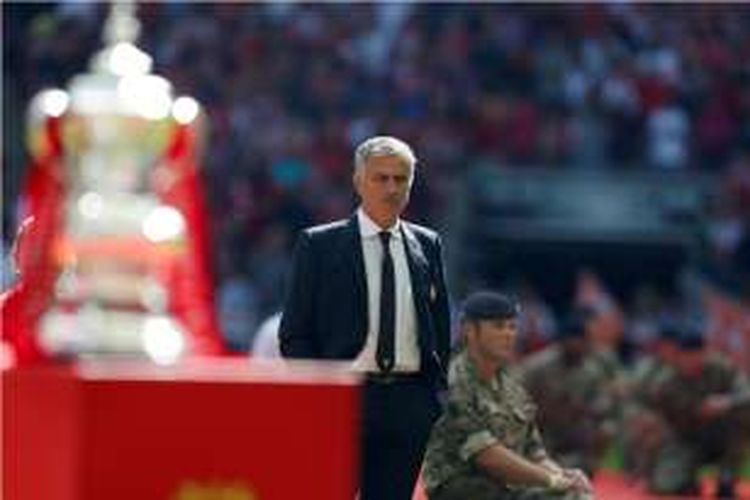Jose Mourinho memimpin Manchester United saat melawan Leicester City pada ajang Community Shield di Stadion Wembley, Minggu (7/8/2016).
