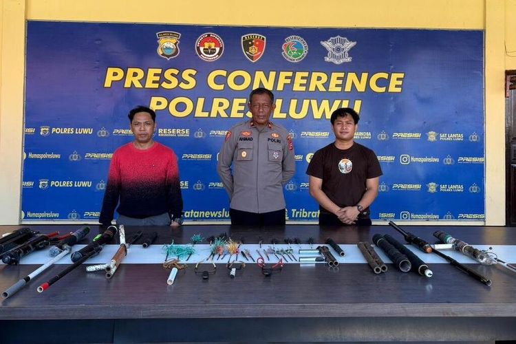 Cegah Konflik, Warga dari 2 Kecamatan di Luwu Serahkan Senjata Rakitan ke Polisi