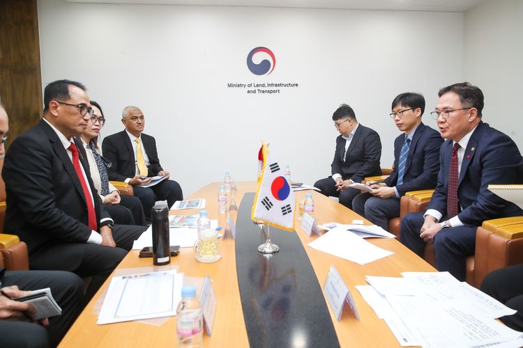Menteri Perhubungan (Menhub) Budi Karya Sumadi bertemu dengan Wakil Menteri Infrastruktur, dan Transportasi Korsel Mr. Sangwoo Park, Selasa (9/1/2024).