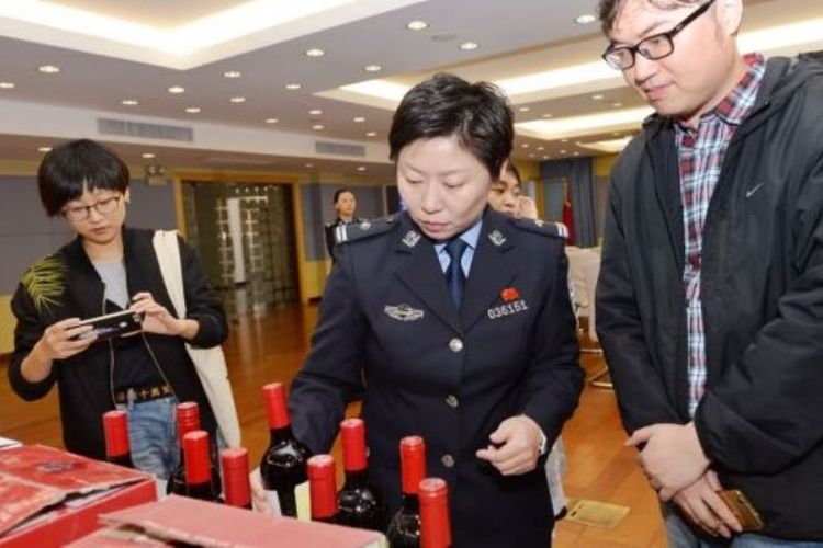 Kepolisian China di Shanghai mengamankan lebih dari 14.000 botol wine premium British Penfolds yang diketahui palsu, Rabu (14/11/2017). (The Sydney Morning Herald)