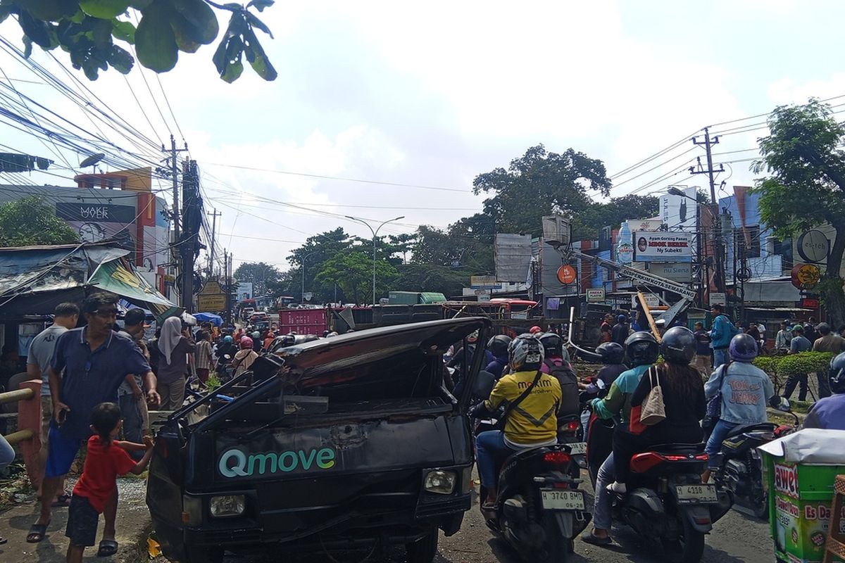 Kendaraan ringsek usai ditabrak truk kontainer di turunan Silayur, Kecamatan Ngaliyan, Kota Semarang, Jawa Tengah, Jumat (10/4/2026).