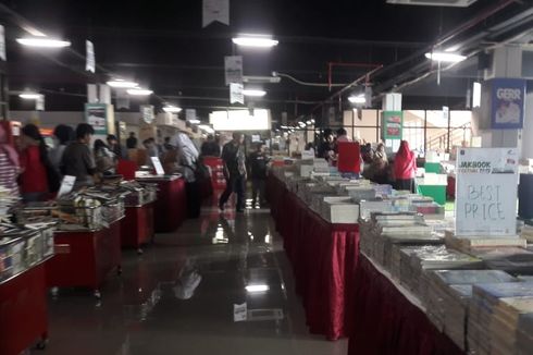 Warga Antusias Berburu Buku di Jakbook Fair 2019 di Pasar Kenari