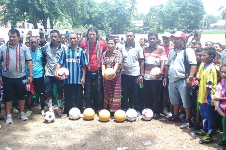 Para pengurus SSB Bintang Timur dan pelatih sementara berfoto bersama Kepala Desa Jenilu dan Kepala Sekolah SDK dan SMPK Atapupu bersama ratusan pelajar. 