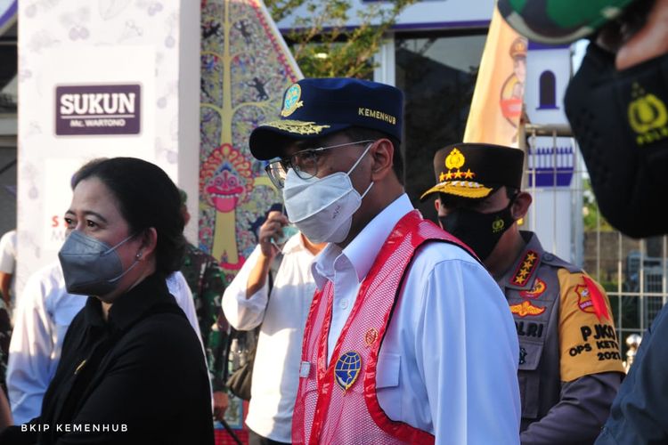 Menteri Perhubungan Budi Karya Sumadi saat meninjau penerapan kebijakan larangan mudik di Pos Penyekatan di Gerbang Tol Pejagan, Jawa Tengah, Minggu (9/5/2021). 