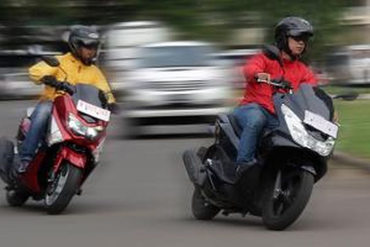 Yamaha NMAX dan Honda PCX saat dipacu di kawasan Senayan, Jakarta.