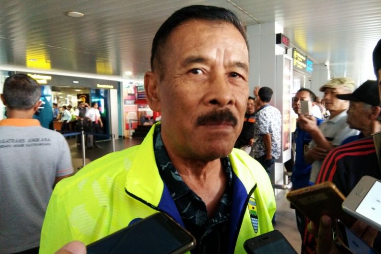Manager Persib Bandung Umuh Muchtar saat ditemui wartawan di Bandara Husein Sastranegara Bandung, Senin (28/5/2018).