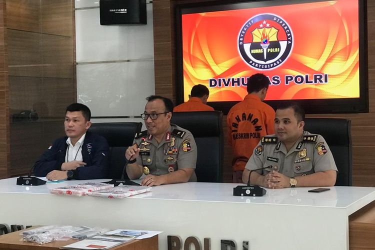 Kanit 1 Subdit 1 Direktorat Tindak Pidana Siber Bareskirim Polri Kompol Ronald Sipayung (paling kiri) saat konferensi pers di Gedung Humas Mabes Polri, Jakarta Selatan, Selasa (10/9/2019).