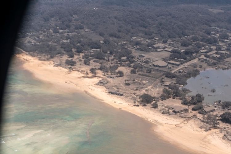 Dalam foto yang disediakan oleh Angkatan Pertahanan Selandia Baru ini, abu vulkanik menutupi atap dan vegetasi di area Tonga, 17 Januari 2022.