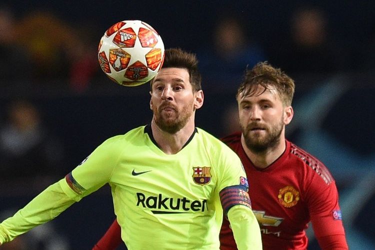Luke Shaw membayang-bayangi Lionel Messi pada pertandingan Manchester United vs Barcelona dalam perempat final Liga Champions di Stadion Old Trafford, 10 April 2019.