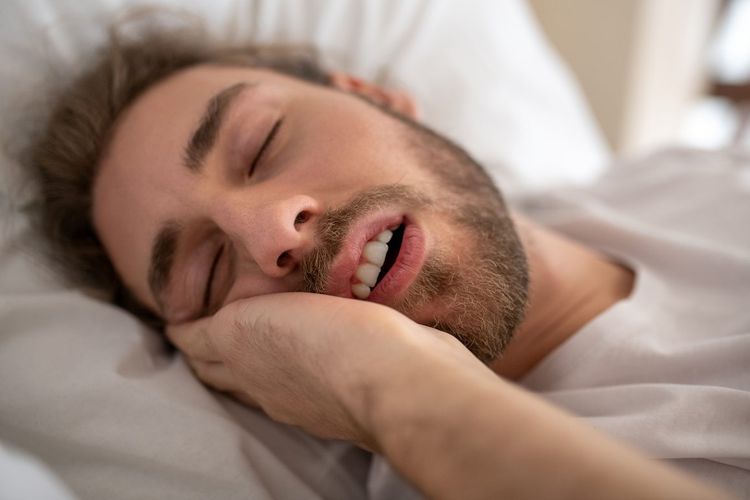 Posisi tidur tertentu bisa jadi alasan kenapa orang tidur ngorok.