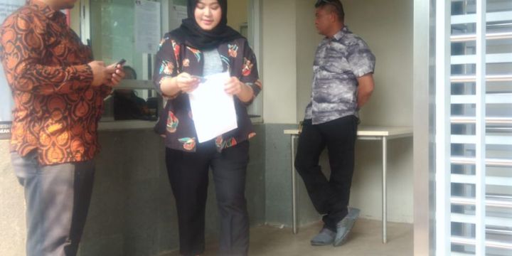 Istri Gubernur nonaktif Jambi Zumi Zola, Sherrin Tharia, saat membesuk di rumah tahanan Kelas 1 Jakarta Timur cabang Rutan KPK.