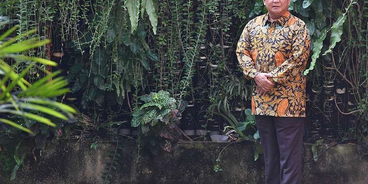 Ketua Umum Partai Gerindra Prabowo Subianto menunggu kedatangan Ketua Umum Partai Demokrat Susilo Bambang Yudhoyono di kediamannya, Jalan Kertanegara, Jakarta Selatan, Senin (30/7/2018). Pertemuan tersebut merupakan tindak lanjut dari komunikasi politik yang dibangun kedua partai untuk Pilpres 2019.