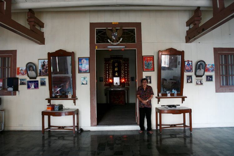 Pengusaha batik Lasem Sigit Witjaksono berdiri di beranda depan rumahnya

 *** Local Caption *** 
