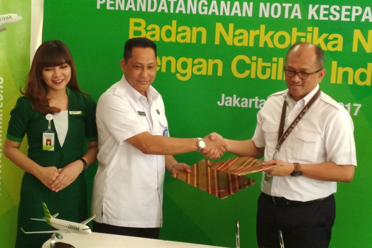 Direktur Utama Citilink Indonesia, Juliandra Nurtjahjo (kiri) bersama dengan Kepala BNN, Komjen Pol Budi Waseso (kanan) Teken Kerjasama Pencegahan Penyalahgunaan Narkotika, di Bandar Udara Halim Perdanakusumah, Jakarta Timur, Rabu (21/6/2017). 