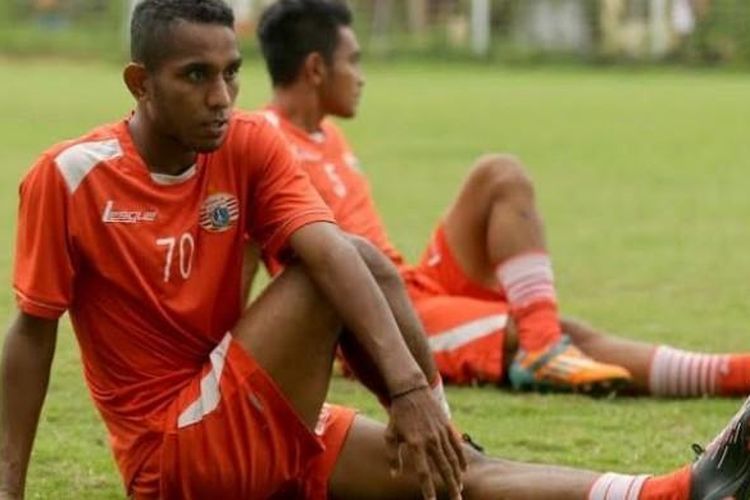 Pemain sayap Persija Jakarta, Pandi Lestaluhu, menjalani sesi latihan di Lapangan Asifa, Kota Malang. 