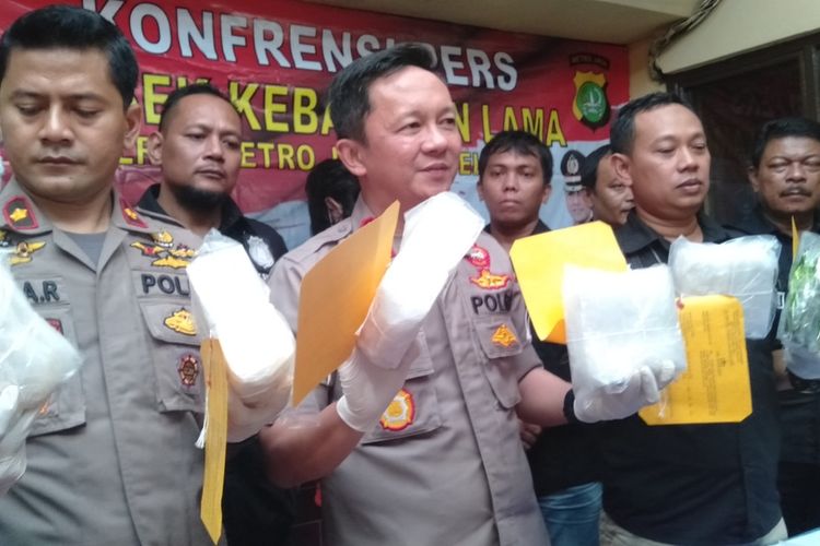 Kapolres Metro Jakarta Selatan, Komisaris Besar Bastoni Purnama dalam jumpa pers penangkapan kurir sabu di Polsek Kebayoran Lama, Jakarta Selatan, Kamis (9/1/2020).