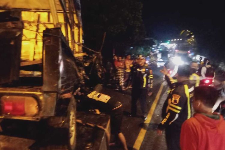 Kecelakaan beruntun di jalan raya Banjarnegara, Jawa Tengah, Selasa (19/4/2022) malam.