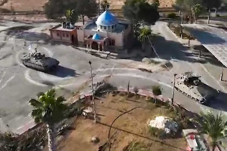 Rekaman yang dirilis tentara Israel pada 7 Mei 2024 menunjukkan tank tim tempur Brigade 401 memasuki perbatasan Rafah sisi Palestina antara Gaza dan Mesir. Tentara Israel mengatakan, pihaknya mengambil kendali operasional di perbatasan Rafah sisi Palestina dan pasukannya sedang menyisir daerah tersebut. 