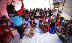 Anak-anak Pengungsi Gempa Bumi Cianjur Kembali Sekolah