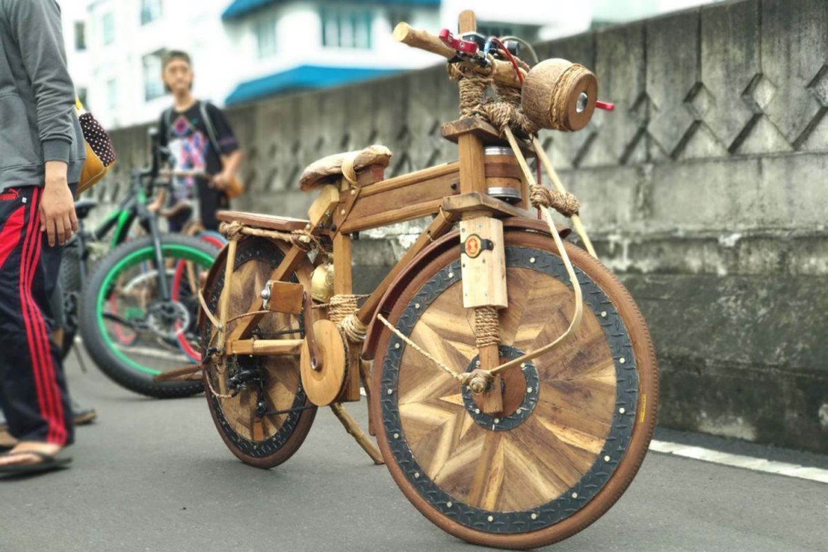Sepeda kayu ikut ramaikan CFD Antasari di Jakarta Selatan, Minggu (14/1/2018)