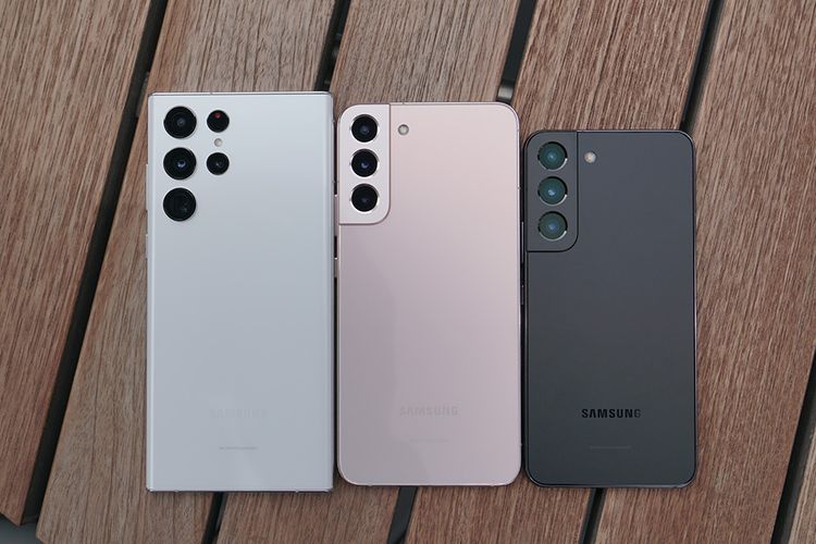 Dari kiri ke kanan: Samsung Galaxy S22 Ultra, Galaxy S22 Plus, dan Galaxy S22