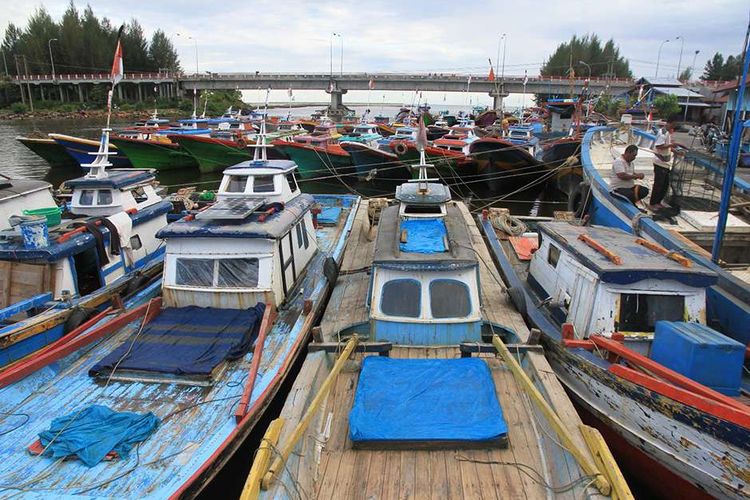 Puluhan kapal nelayan ditambatkan di Pelabuhan Kuala Bubon, Kecamatan Samatiga, Aceh Barat, Aceh, Rabu (25/12/2019). Hukum adat laut Aceh telah menetapkan pantangan dan larangan melaut pada hari peringatan tsunami 26 Desember untuk mengenang dan memperingati peristiwa tsunami di Aceh.