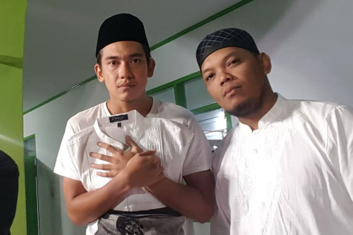 Artis peran Adipati Dolken saat perankan karakter Si Bisu di Namamu Kata Pertamaku. 