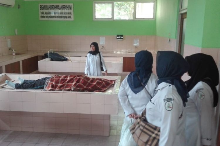 Korban Tri saat berada di ruang kamar jenazah RSMH Palembang, Kamis (12/7/2018)