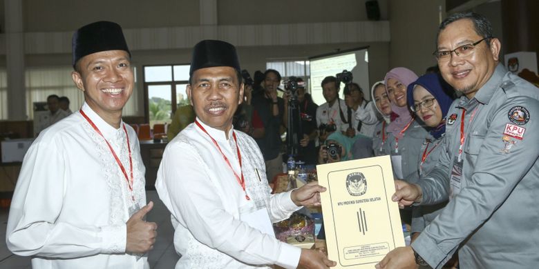 Bakal Pasangan Calon Gubernur dan Wakil Gubernur Sumsel Ishak Mekki (kedua kiri)-Yudha Pratomo Mahyuddin (kiri) menerima berkas pendaftaran dari Ketua KPU Sumsel Aspahani (kedua kanan) di KPU Sumsel Palembang, Sumatera Selatan, Selasa (9/1/2018). Ishak Mekki-Yudha Pratomo Mahyuddin yang diusung Partai Demokrat, PPP dan Partai Bulan Bintang (PBB) akan maju sebagai bakal calon Gubernur dan bakal calon Wakil Gubernur Provinsi Sumsel pada Pilkada Sumsel 2018.