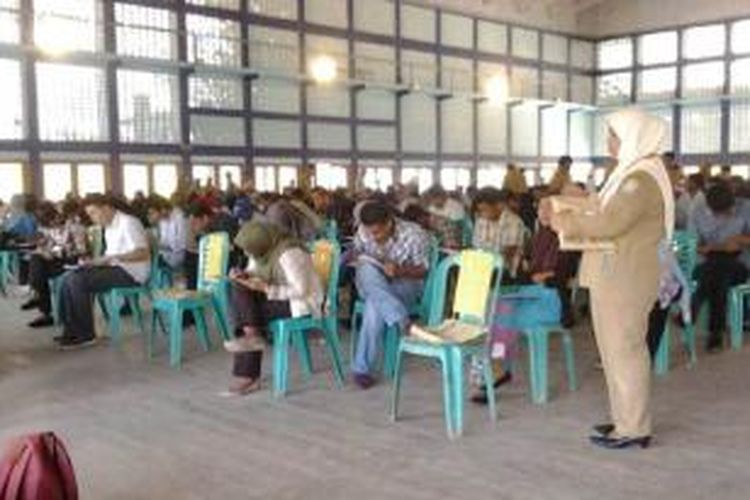 Peserta seleksi CPNS di Gedung Olah Raga Kendari, Minggu (3/11/2013) diawasi ketat.  