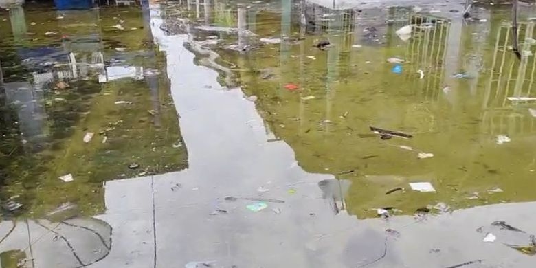 Air bercampur sampah genangi rumah warga akibat banjir rob di Desa Saobi, Sumenep. 