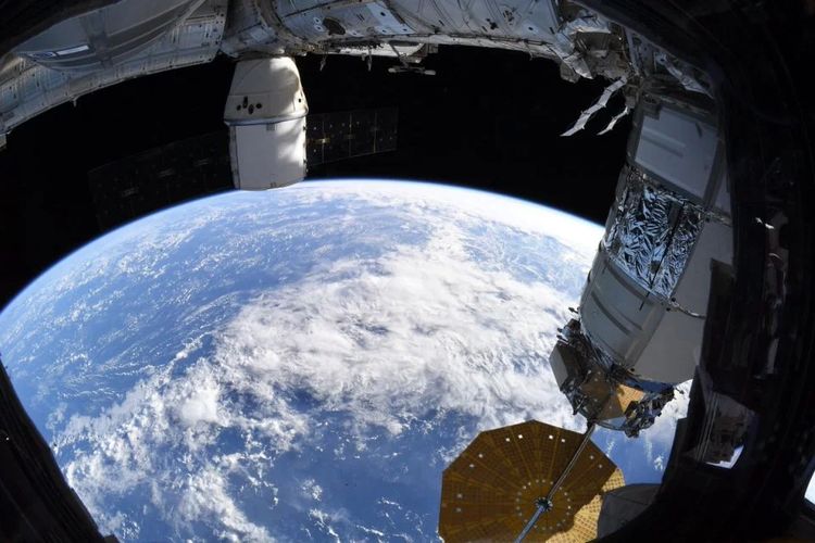 Foto penampakan Bumi dari Stasiun Luar Angkasa Internasional (ISS). Foto yang diambil astronot NASA bernama Jessica Meir itu dikecam oleh penganut teori Bumi datar.