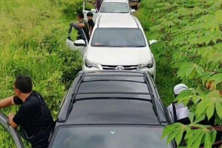 Para pengendara melintasi kebun singkong untuk menghindari macet di Kecamatan Ciambar, Kabupaten Sukabumi, Jawa Barat, Kamis (13/4/2023). 