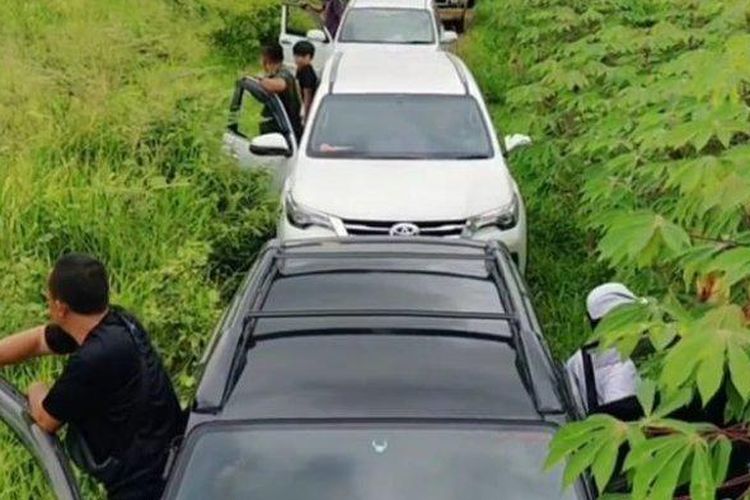 Para pengendara melintasi kebun singkong untuk menghindari macet di Kecamatan Ciambar, Kabupaten Sukabumi, Jawa Barat, Kamis (13/4/2023). 

