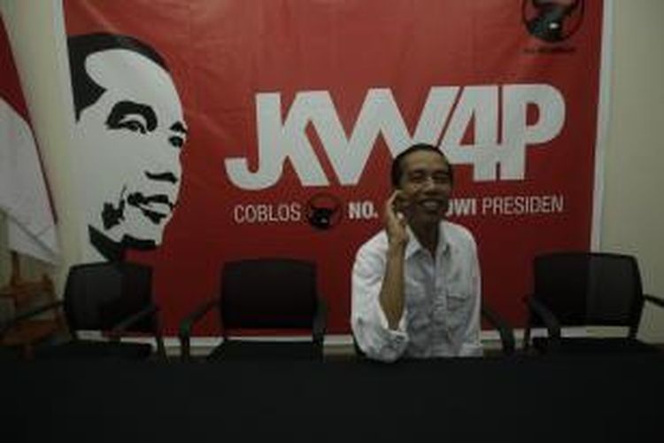 Calon presiden yang juga Gubernur DKI Jakarta, Joko Widodo atau Jokowi, berpose sebelum meresmikan posko media JKW4P di Jalan Cemara, Menteng, Jakarta, Kamis (3/4/2014). Jokowi diberikan mandat untuk menjadi calon presiden dari Partai Demokrasi Indonesia Perjuangan. KOMPAS IMAGES/RODERICK ADRIAN MOZES