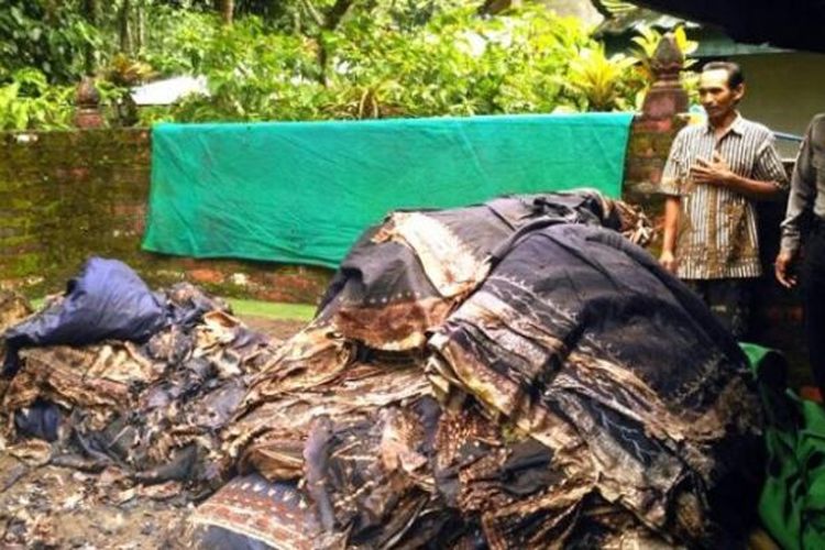 Lima peziarah di Cagar Budaya Makam Mbah Lancing Mirit, Kebumen, diamankan polisi lantaran merusak makam yang dianggap sakral oleh warga setempat.