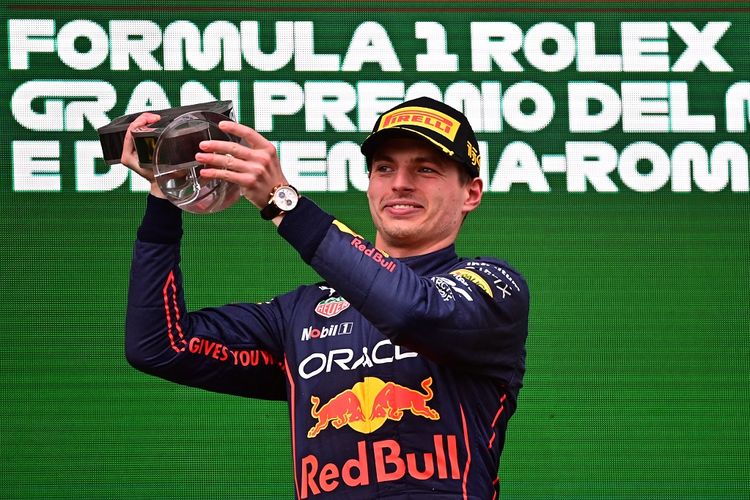 Pebalap Red Bull Racing Max Verstappen merayakan kemenangan dalam balapan Formula 1 atau F1 GP Emilia Romagna di Sirkuit Internasional Enzo e Dino Ferrari, Imola, Italia, pada Minggu (24/4/2022) malam WIB.