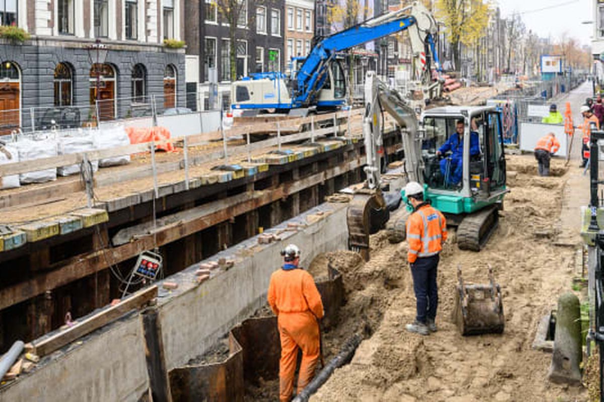 Amsterdam menghadapi beberapa tantangan dalam hal infrastruktur.