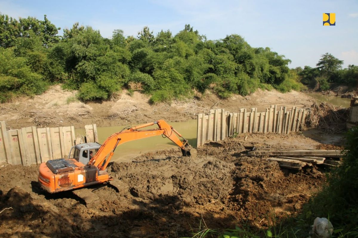 Garis sempadan Sungai Cibeet ditentukan paling sedikit 100 meter dari tepi palung sungai. 
