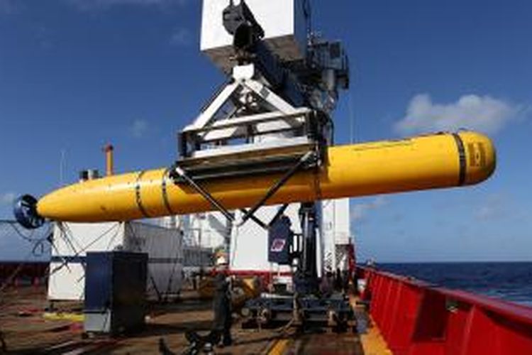 Foto ini diambil pada 17 April 2014 memperlihatkan saat Kendaraan Bawah Laut Otomatis (AUV), Artemis, tengah dikerek dari atas kapal Australia, Ocean Shield untuk kemudian bekerja mencari pesawat Boeing milik Malaysia Airlines yang hilang dan diduga jatuh di Samudra Hindia.