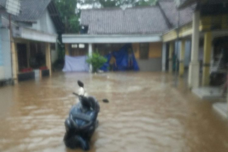 Hujan deras di Kabupaten Jember menyebabkan longsor dan banjir pada Senin (28/11/2022) 