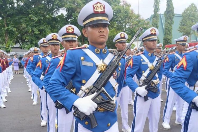 10 Taruna Akademi TNI AL Latih Kedisiplinan 202 Siswa Sekolah Rakyat Blitar